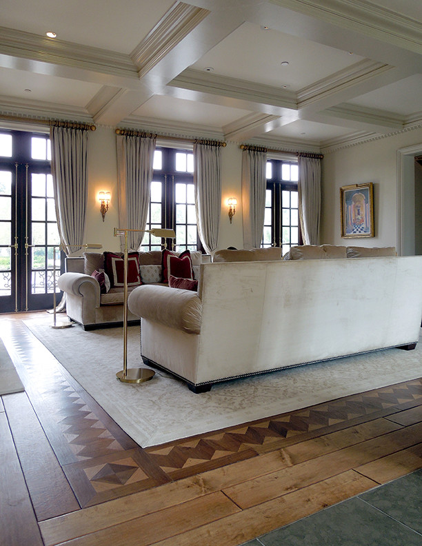 Imagen de salón para visitas clásico grande con suelo de madera en tonos medios, suelo marrón y casetón
