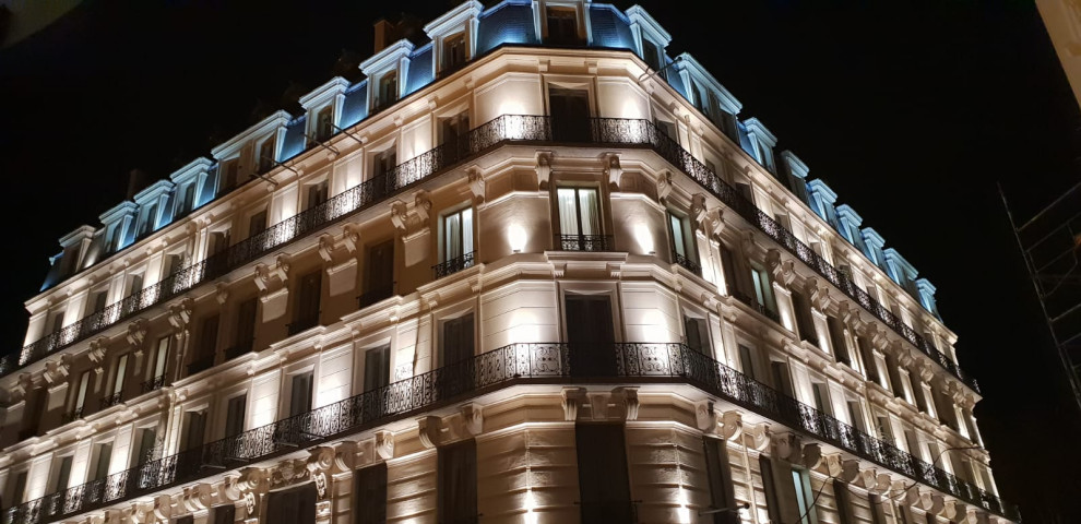 Geräumiges, Vierstöckiges Klassisches Wohnung mit Mix-Fassade, beiger Fassadenfarbe, Mansardendach, Blechdach, grauem Dach und Verschalung in Lyon