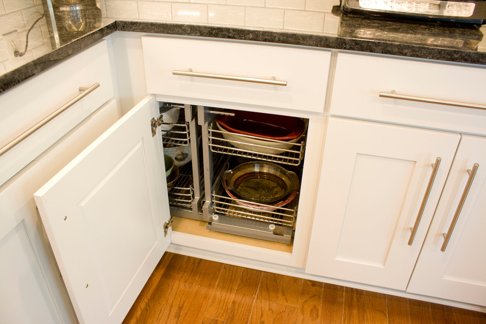 Transitional kitchen photo in Nashville