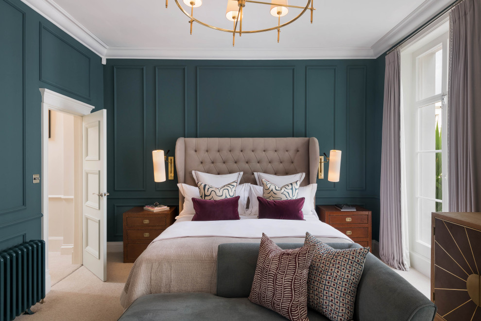 Imagen de dormitorio principal tradicional renovado de tamaño medio con paredes azules, moqueta, suelo beige y panelado