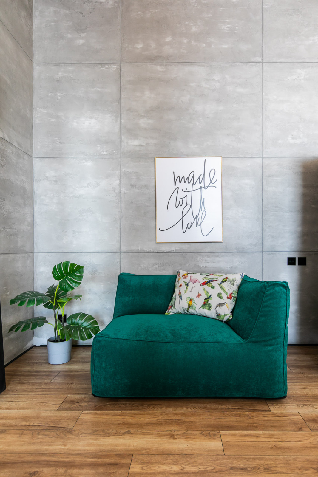 Лежак из велюра