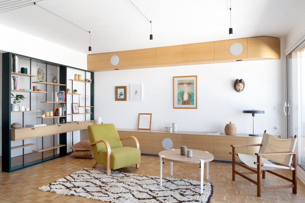 Стильный дизайн: открытая гостиная комната среднего размера в современном стиле с музыкальной комнатой, белыми стенами, телевизором на стене, паркетным полом среднего тона и коричневым полом без камина - последний тренд