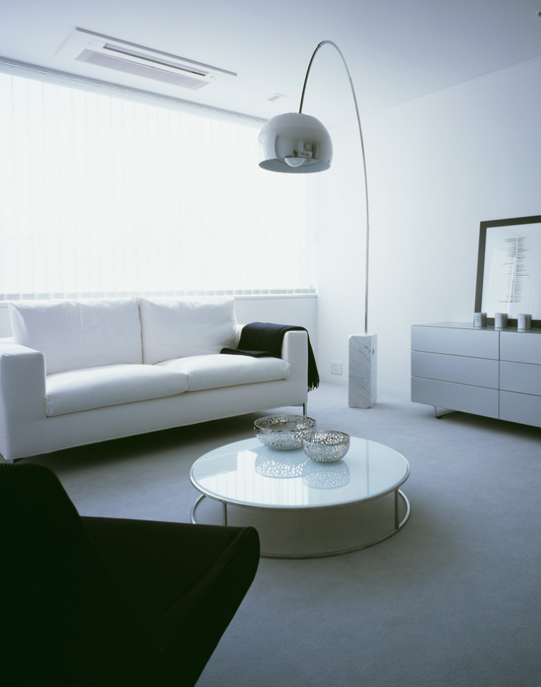 Cette photo montre un salon gris et blanc moderne de taille moyenne et ouvert avec un mur blanc, moquette, un sol gris, un plafond en papier peint et du papier peint.