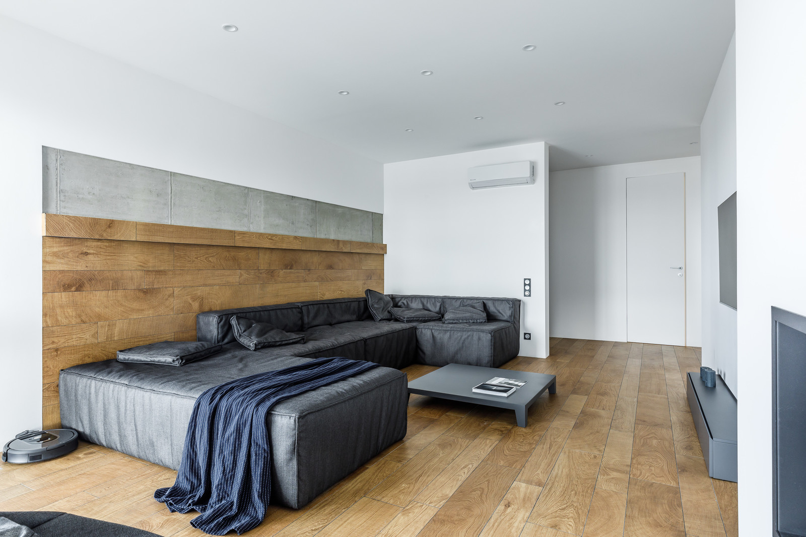 Над городом - интерьер в стиле экоминимализм для холостяка