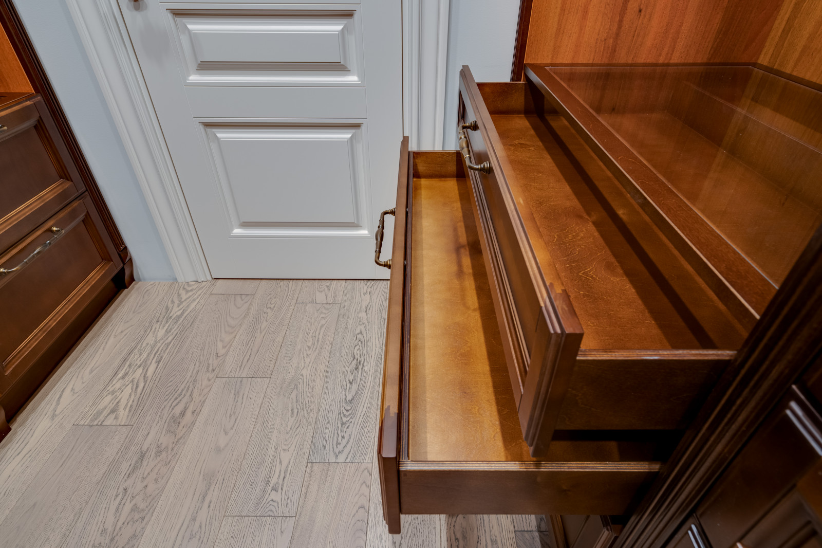 Дом в КП Ильичевка. Гардеробная.