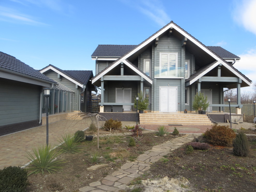 Жилой дом с гаражем, бассейном и гостевым домом