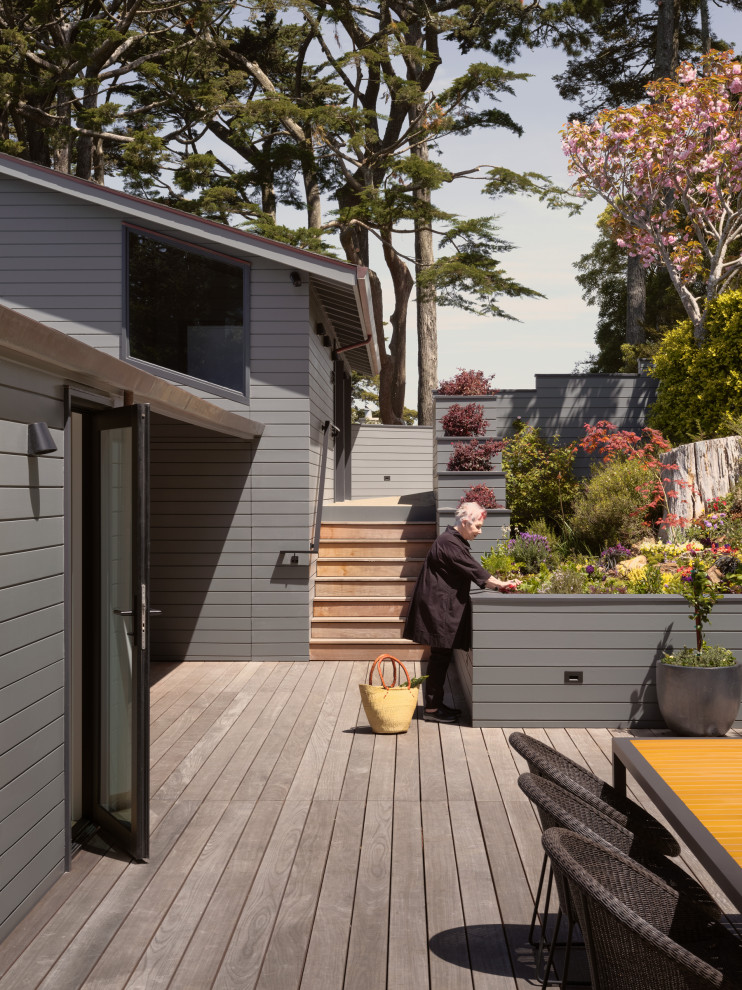 Inspiration for a mid-century modern deck remodel in San Francisco