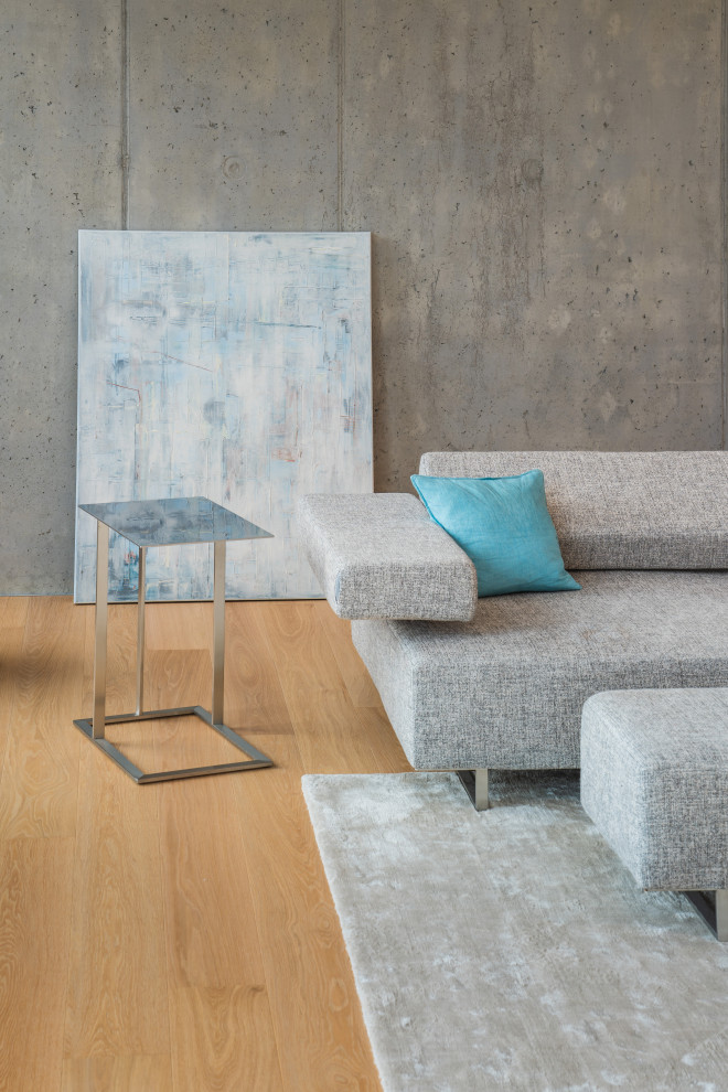 Großes, Offenes Modernes Wohnzimmer mit weißer Wandfarbe, braunem Holzboden, TV-Wand und braunem Boden in Stuttgart