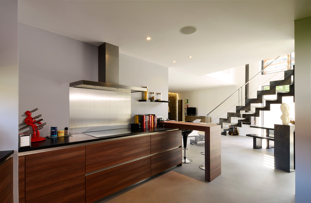 Mid-sized contemporary l-shaped open plan kitchen in Lyon with a peninsula.