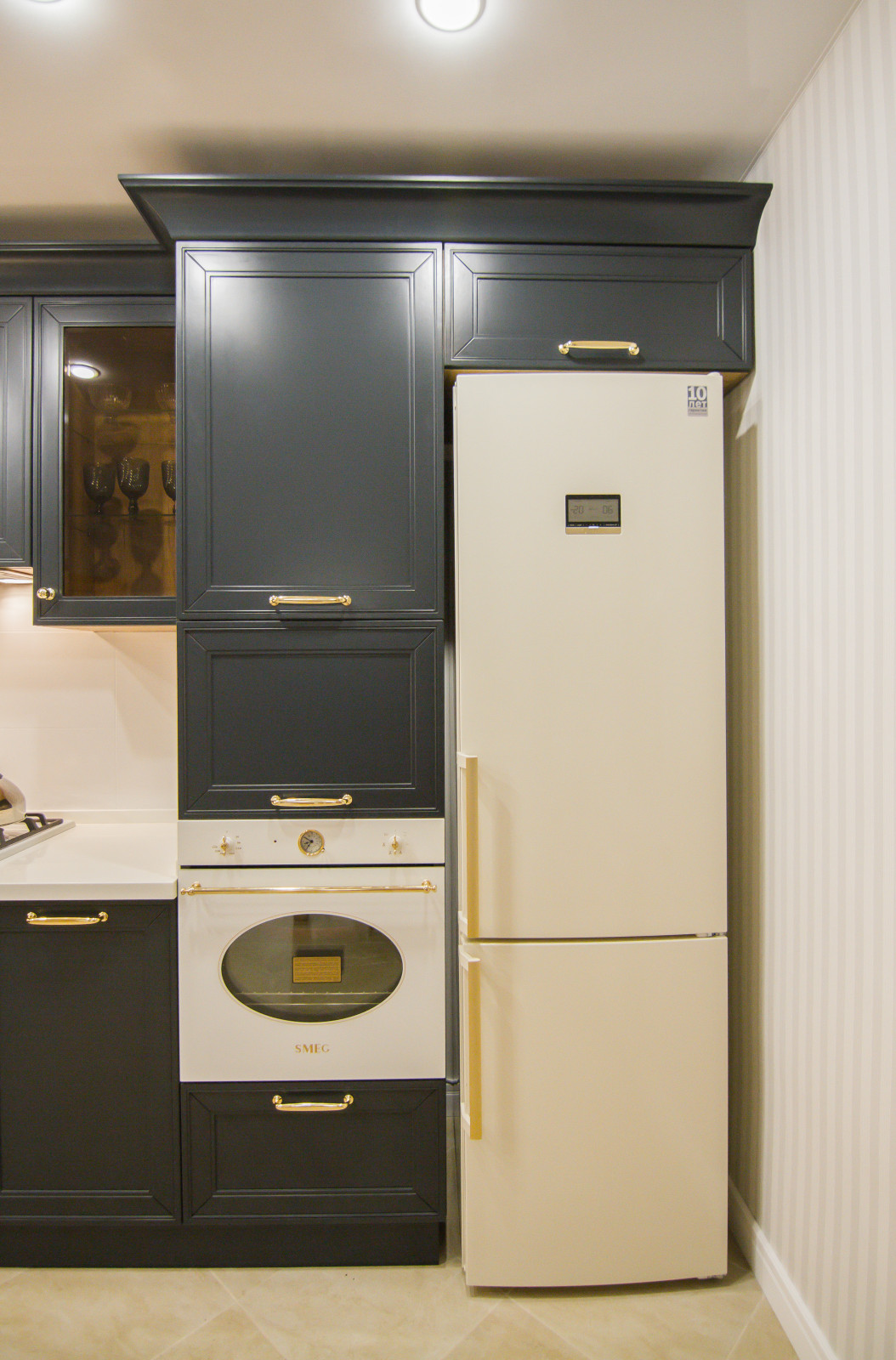 Черная кухня в стиле неоклассика