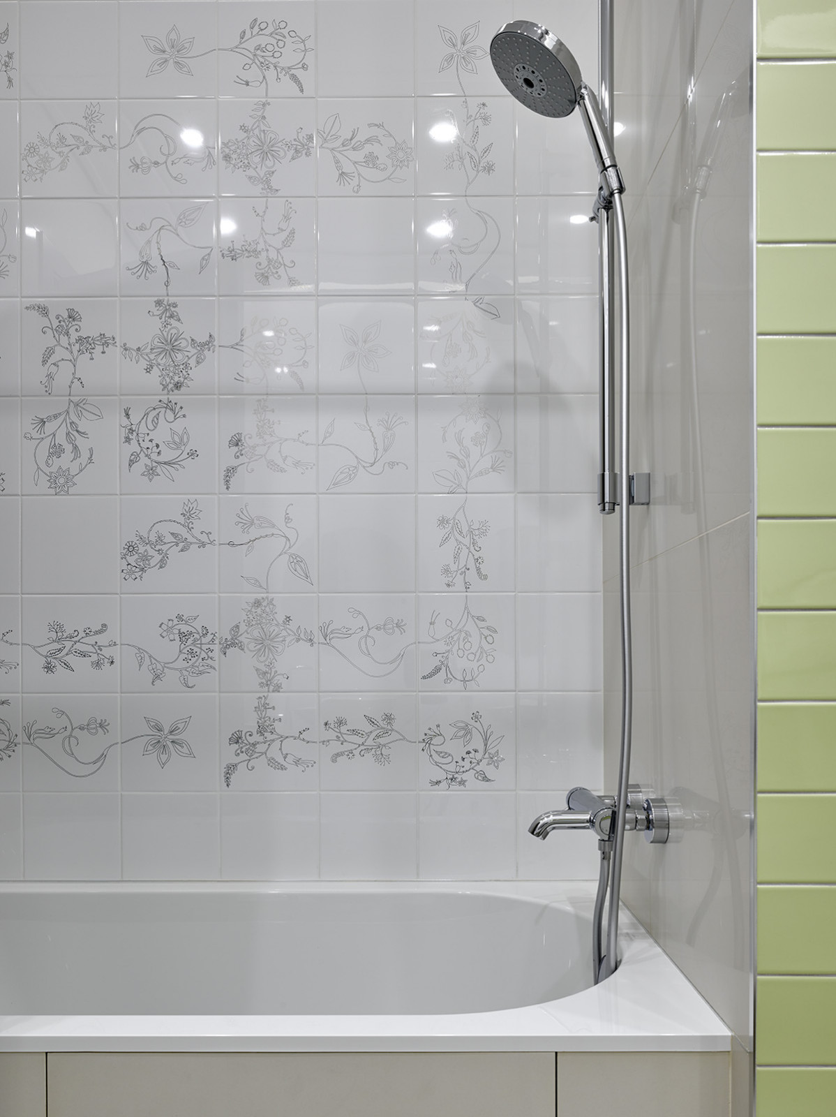 Черно-белая квартира с цветочной спальней