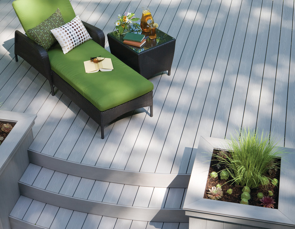 Design ideas for a mid-sized transitional backyard deck in Chicago with no cover.