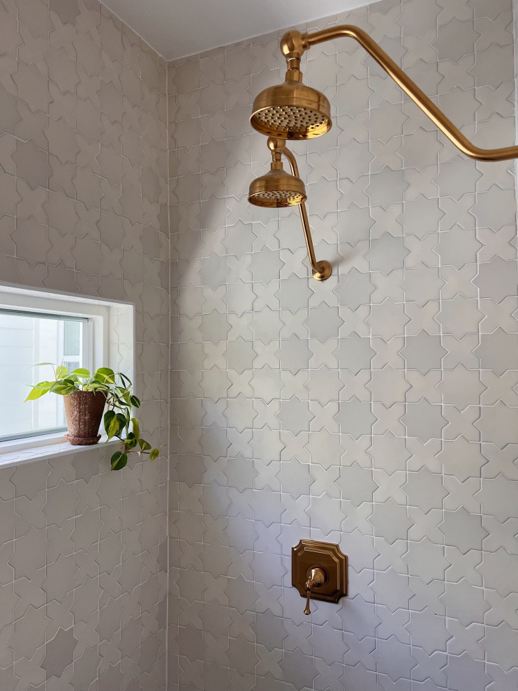 Ispirazione per una stanza da bagno rustica di medie dimensioni con doccia ad angolo, piastrelle bianche, piastrelle in ceramica e pavimento con piastrelle in ceramica