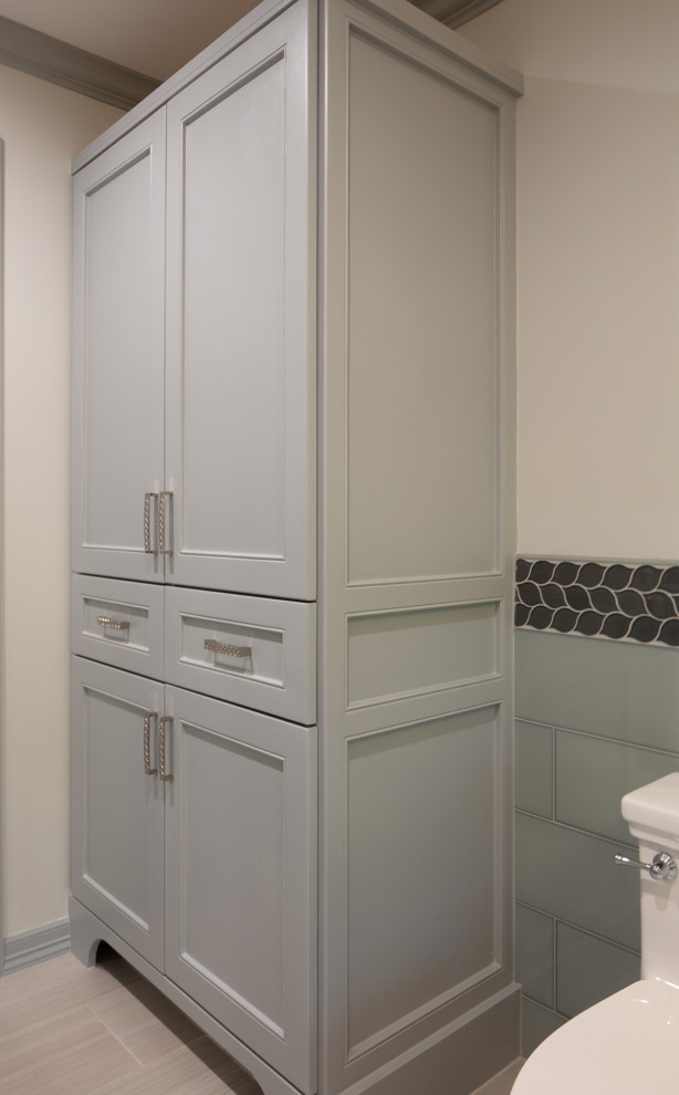 Royal Oaks Guest Bathroom
