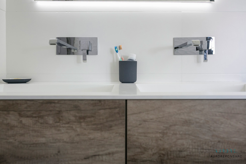 Cette photo montre une salle de bain tendance.