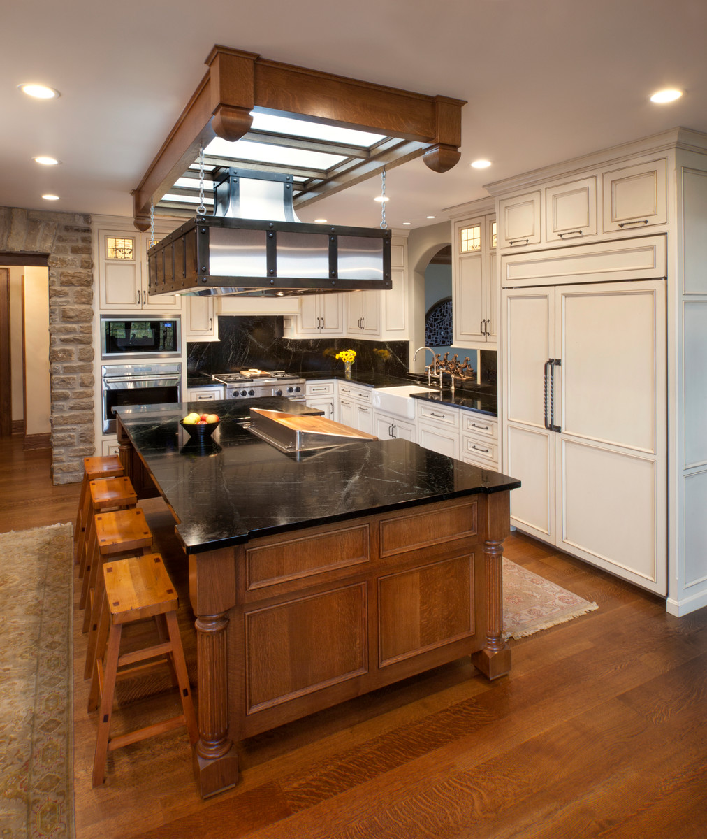 Kitchen - rustic kitchen idea in Cincinnati