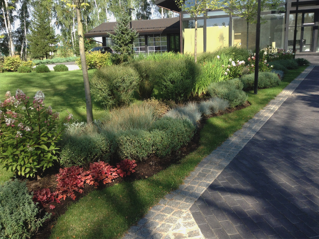 Миксбордер вдоль въездной дороги