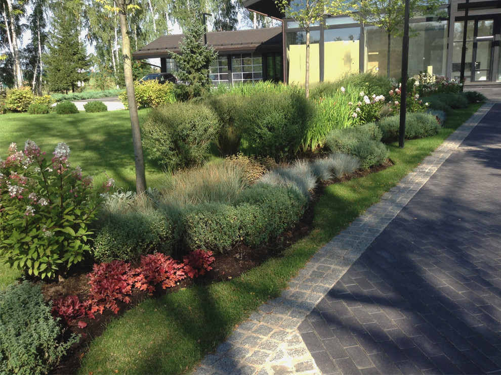 Миксбордер вдоль въездной дороги