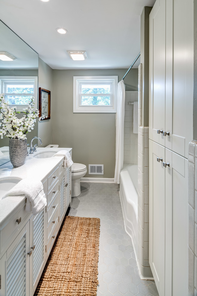 Small traditional master bathroom in Atlanta with white cabinets, a drop-in tub, a shower/bathtub combo, beige walls, grey floor, a shower curtain and white benchtops.