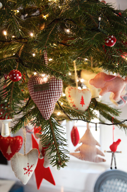 Nostalgisk jul i sommerhuset – med naturpynt og juletræ i loftet