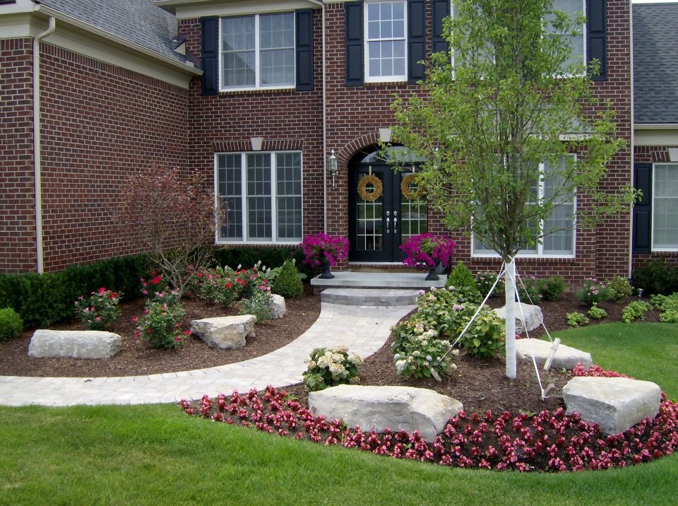 Inspiration for a mid-sized traditional front yard partial sun garden in Detroit with natural stone pavers.