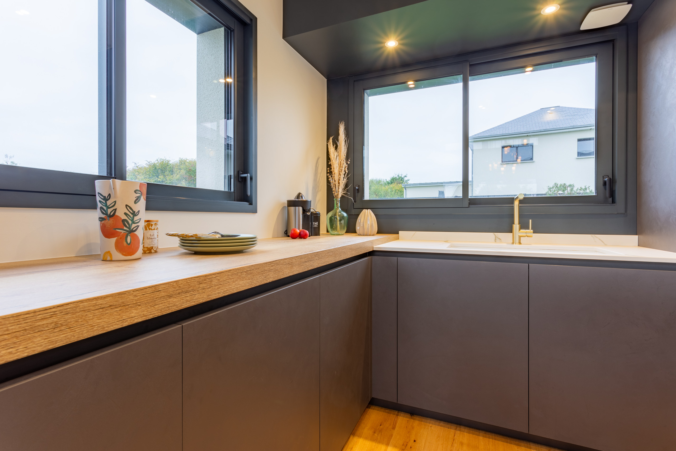 Création dune cuisine ouverte avec coin repas dans un pavillon contemporrain