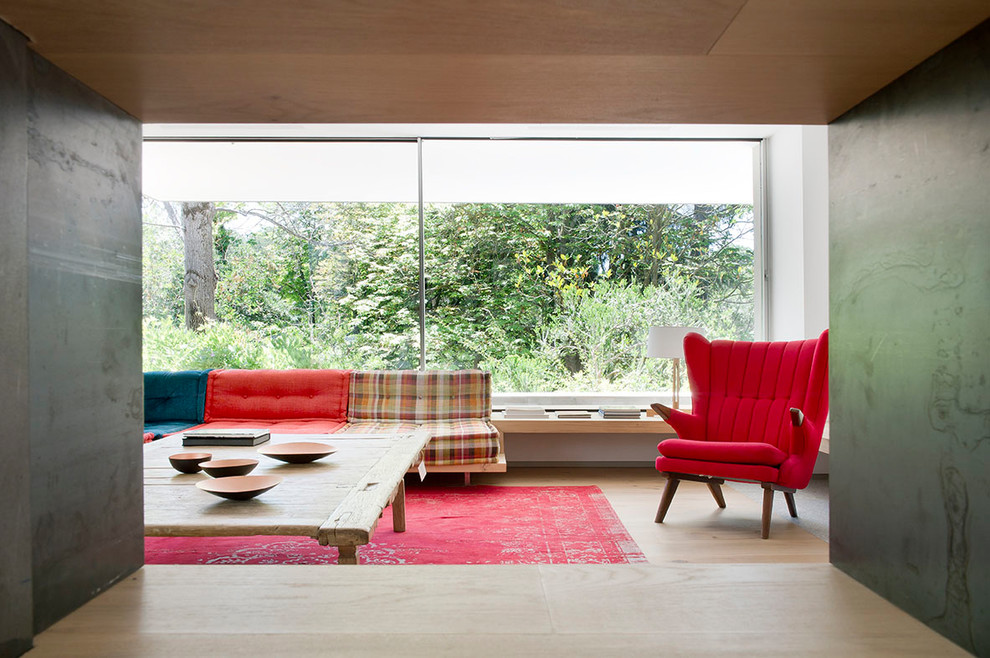 Inspiration for a contemporary living room in Madrid.