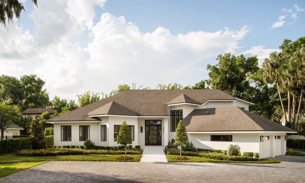 Idee per la villa bianca classica a un piano con rivestimento in stucco, tetto a padiglione, copertura a scandole e tetto marrone