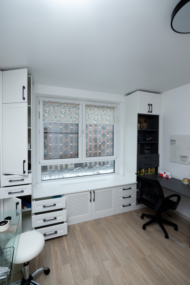 Меблировка подростковой комнаты в нейтральных цветах