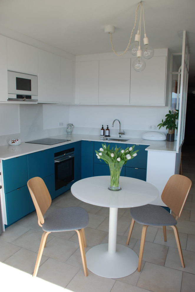 Immagine di una piccola cucina design con lavello sottopiano, top in quarzite, paraspruzzi bianco e top bianco