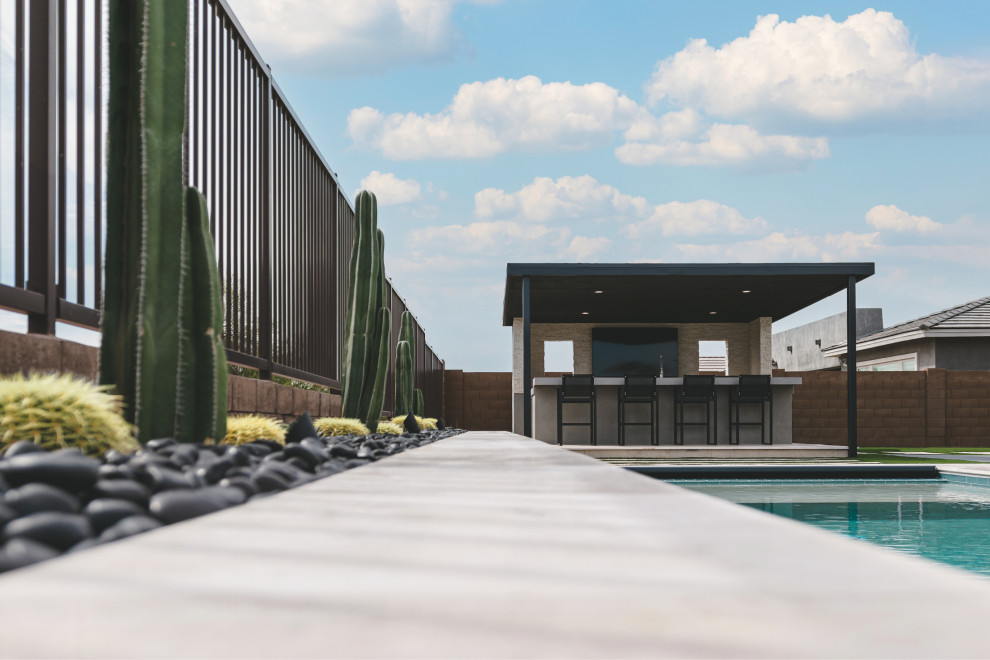 Moderner Gartenwasserfall hinter dem Haus mit Natursteinplatten in Phoenix