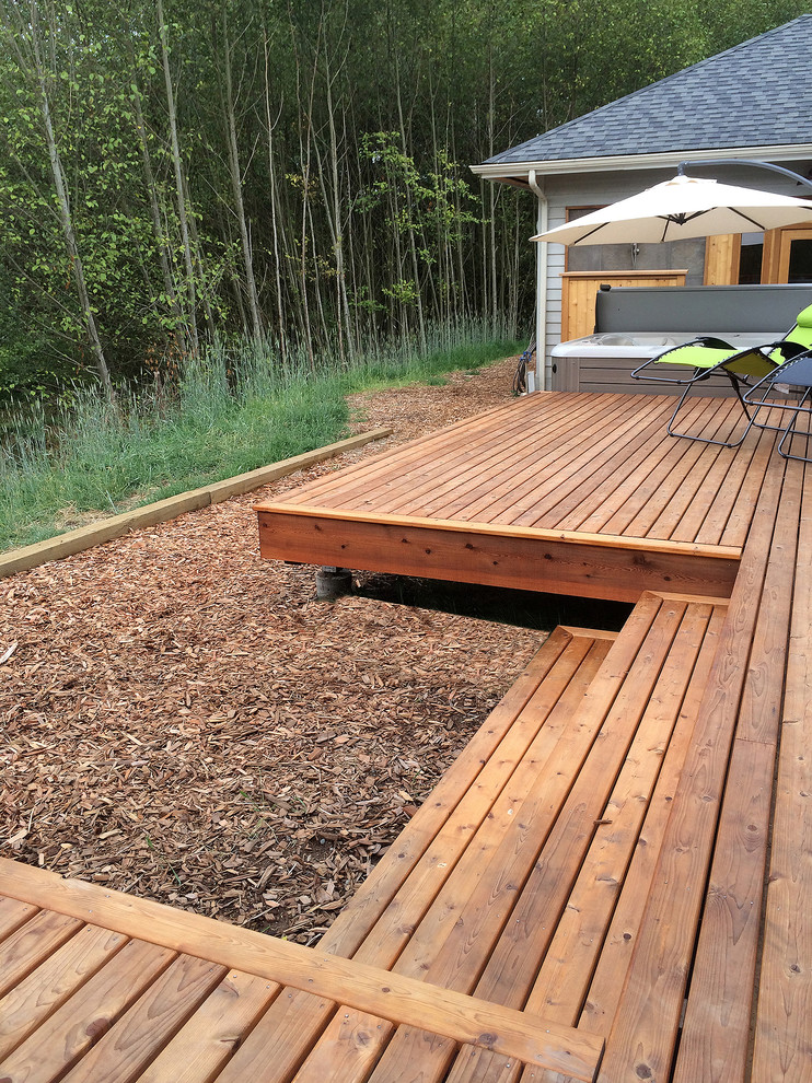 Design ideas for a mid-sized contemporary backyard deck in Seattle with an outdoor shower and no cover.