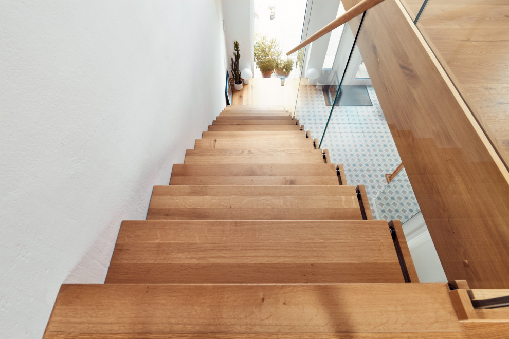 Консольная лестница из дуба со стеклянной балюстрадой