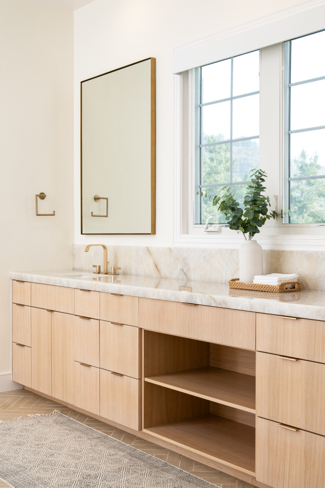 Example of a minimalist bathroom design in Orange County