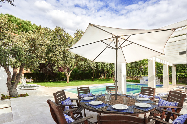 Dise&ntilde;o impecable en La Moraleja coastal-pools-and-hot-tubs
