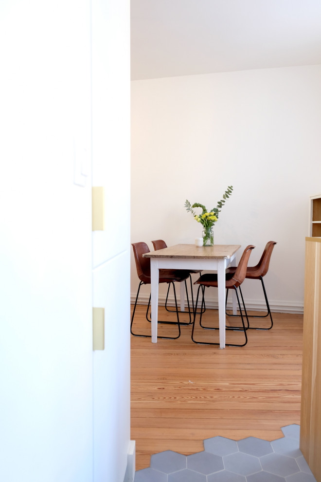 Idées déco pour une petite salle à manger ouverte sur le salon rétro avec un mur blanc et parquet clair.