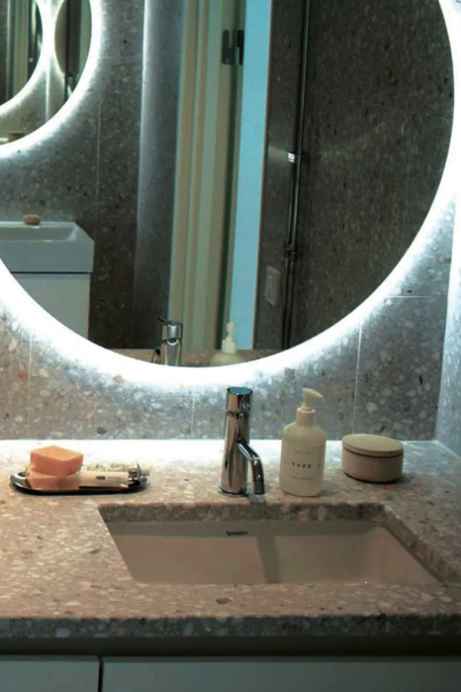 Idee per una stanza da bagno padronale minimalista di medie dimensioni con ante lisce, ante bianche, piastrelle di marmo, pareti grigie, lavabo da incasso, top alla veneziana, top grigio, un lavabo e mobile bagno incassato