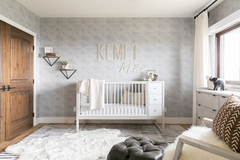 Klassisches Babyzimmer mit grauer Wandfarbe, braunem Holzboden, braunem Boden und Tapetenwänden in Los Angeles