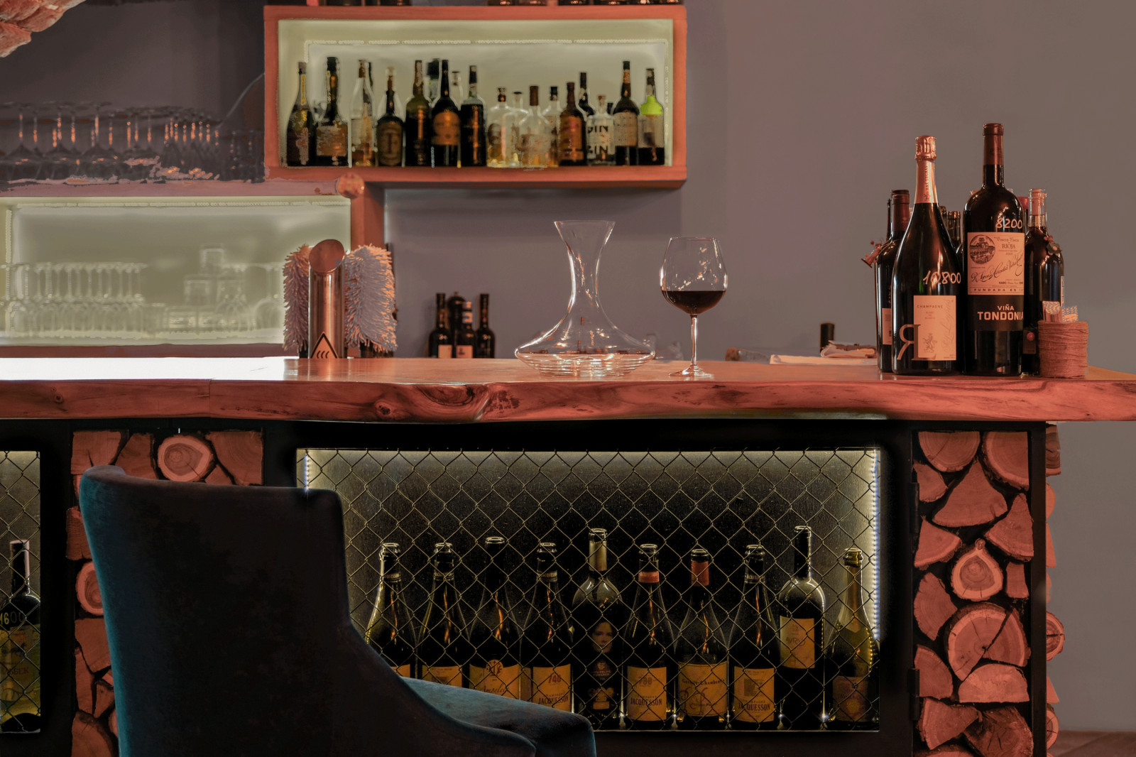 Винный погреб с барной стойкой из дров и камином