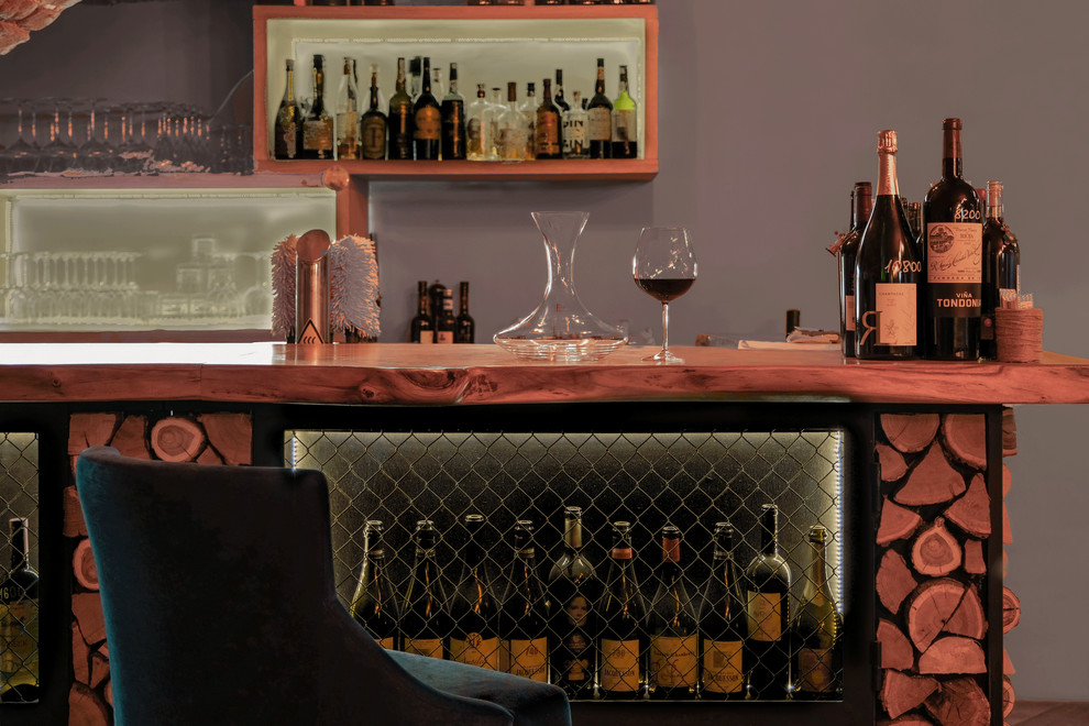 Винный погреб с барной стойкой из дров и камином