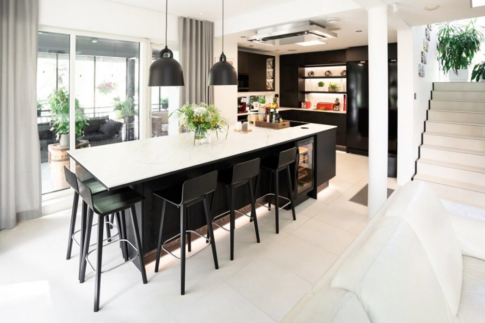 Large contemporary open plan kitchen in Rome.