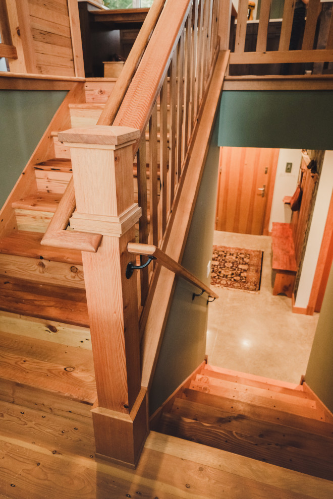 Kleine Urige Treppe in U-Form mit Holz-Setzstufen in Seattle