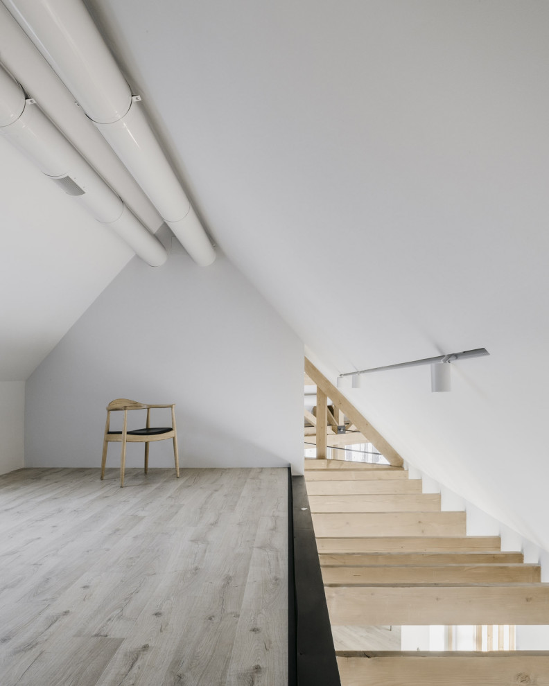 Idee per un ufficio moderno di medie dimensioni con pareti bianche, pavimento in laminato, pavimento beige e carta da parati