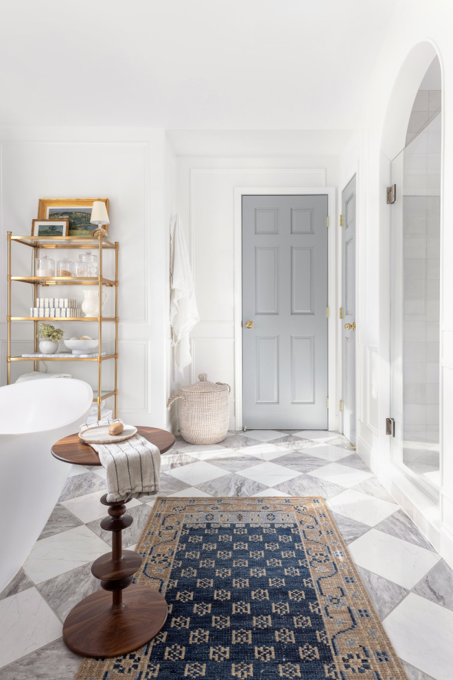 Свежая идея для дизайна: большая главная ванная комната в стиле неоклассика (современная классика) с фасадами в стиле шейкер, светлыми деревянными фасадами, отдельно стоящей ванной, душем в нише, унитазом-моноблоком, белой плиткой, керамической плиткой, белыми стенами, полом из керамогранита, врезной раковиной, столешницей из искусственного кварца, белым полом, душем с распашными дверями, черной столешницей, нишей, тумбой под две раковины, встроенной тумбой, сводчатым потолком и панелями на части стены - отличное фото интерьера