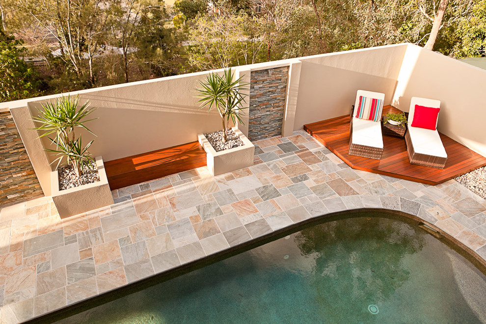 Photo of a contemporary backyard garden in Brisbane with natural stone pavers.