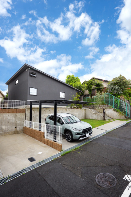 鳥見町の家 moderno-fachada
