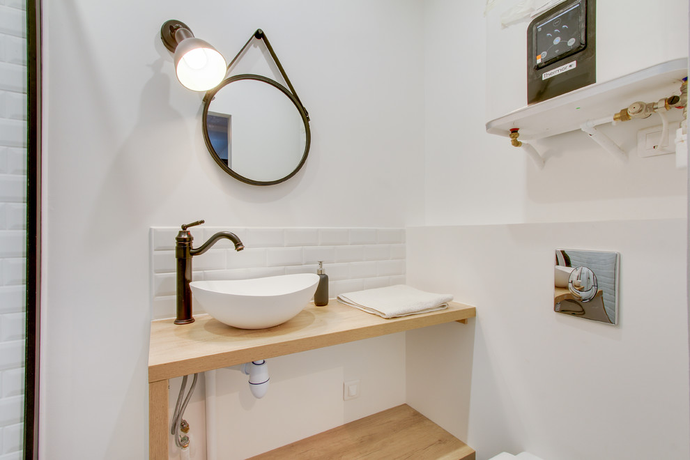 This is an example of a contemporary 3/4 bathroom in Paris with a curbless shower, white tile, subway tile and a console sink.