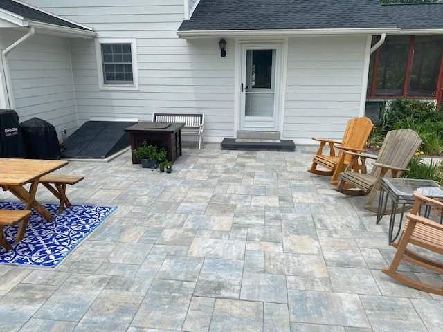 Cambridge Oceanside Pavers with coal river rock border