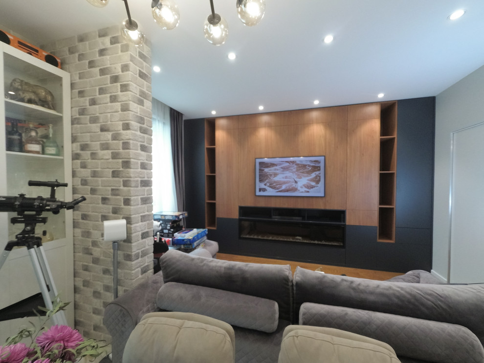 Imagen de sala de estar cerrada contemporánea de tamaño medio con televisor colgado en la pared