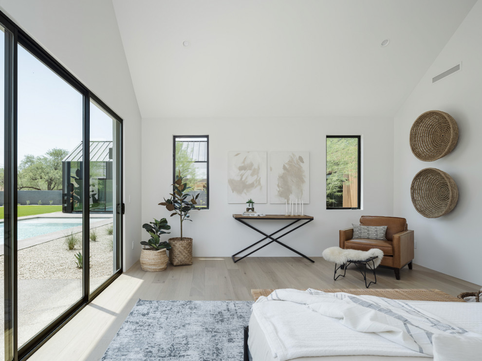 Skandinavisches Hauptschlafzimmer mit weißer Wandfarbe, hellem Holzboden und gewölbter Decke in Phoenix